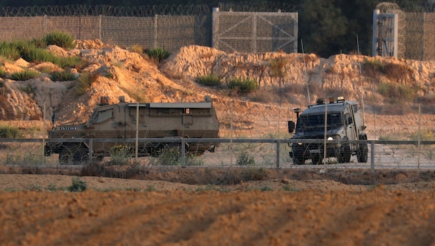 Israelische Sicherheitskräfte rücken inmitten von Zusammenstößen mit palästinensischen Demonstranten östlich von Rafah im südlichen Gazastreifen in der Nähe des Grenzzauns zwischen Israel und Gaza aus. (Bild: AFP)