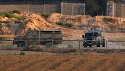 Israelische Sicherheitskräfte rücken inmitten von Zusammenstößen mit palästinensischen Demonstranten östlich von Rafah im südlichen Gazastreifen in der Nähe des Grenzzauns zwischen Israel und Gaza aus. (Bild: AFP)