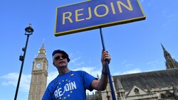 Ein Demonstrant in London tut seine Message gleich auf dem T-Shirt und einem Schild kund: Großbritannien solle wieder Teil der EU sein, heißt es darauf. (Bild: APA/AFP/JUSTIN TALLIS)