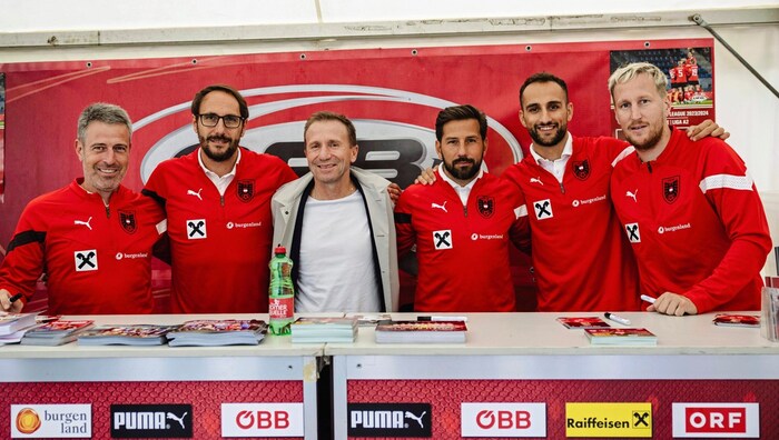 Präsident Klaus Mitterdorfer mit dem Futsal-Team am ÖFB-Stand.