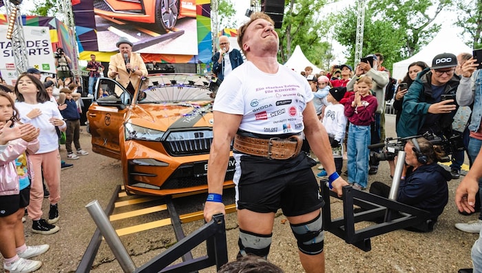 Strongman Matthias Göth hob ein Auto voller Kinder - und gründete eine CharityKinder
