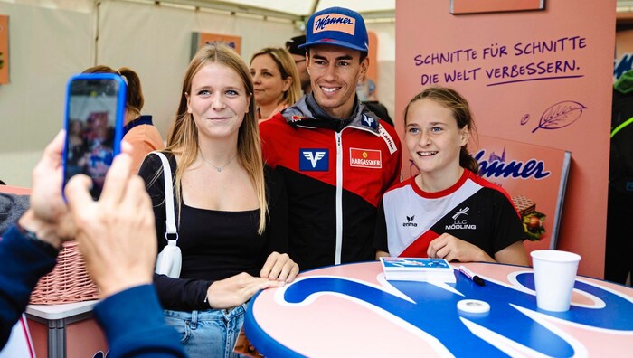 Leni und Fanni mit Stefan Kraft