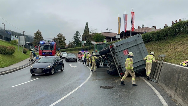 Der Transporter kippte in einer Kurve um. (Bild: zoom.tirol, Krone KREATIV)