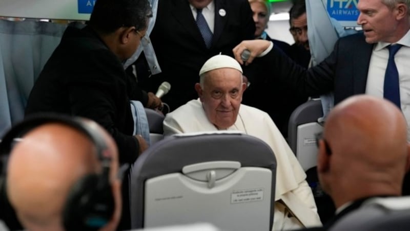 Papst Franziskus auf dem Rückflug von Marseille nach Rom (Bild: APA/AFP/POOL/Alessandra Tarantino)