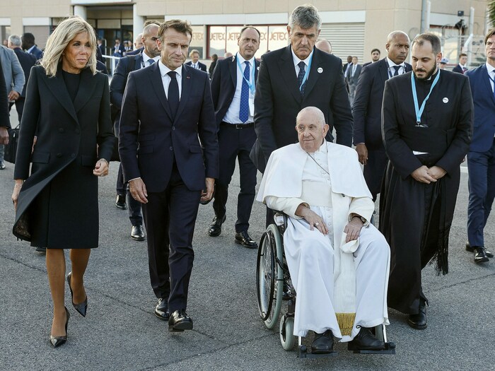 Der französische Präsident Emmanuel Macron und seine Frau Brigitte Macron verabschiedeten den ...