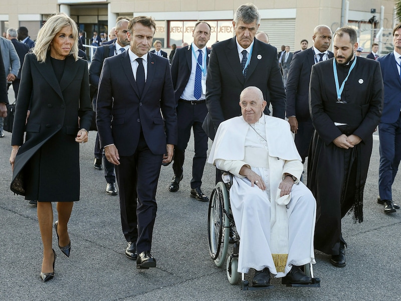 Der französische Präsident Emmanuel Macron und seine Frau Brigitte Macron verabschiedeten den Papst am Marseille Provence Airport. (Bild: APA/AFP/POOL/Sebastien NOGIER)