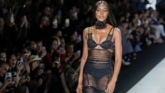 Naomi Campbell sorgt am Catwalk im Dessous-Look für Aufsehen. (Bild: AP Photo/Antonio Calanni)