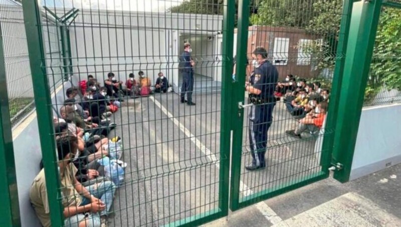 Die geretteten Flüchtlinge wurden in die Erstaufnahmestelle der Polizei in Heiligenkreuz gebracht. Derzeit laufen die Einvernahmen. (Bild: Christian Schulter, Krone KREATIV)