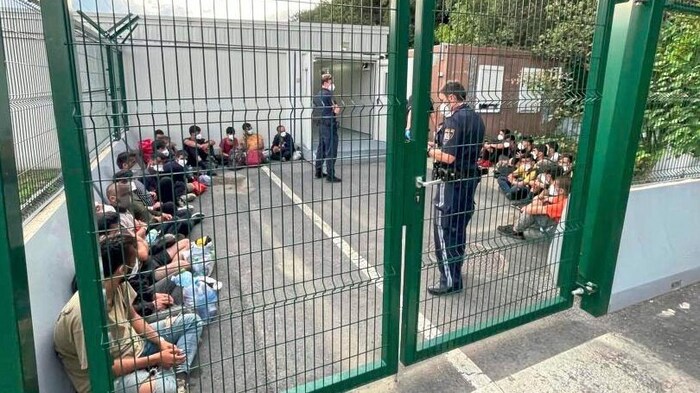 Die geretteten Flüchtlinge wurden in die Erstaufnahmestelle der Polizei in Heiligenkreuz ...