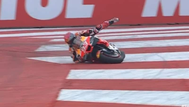 Marc Marquez stürzte. (Bild: Screenshot ServusTV)