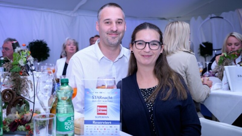 Der glückliche „Krone“-Superfan Tobias Kopf mit seiner Gattin im VIP-Bereich (Bild: Attila Molnar)