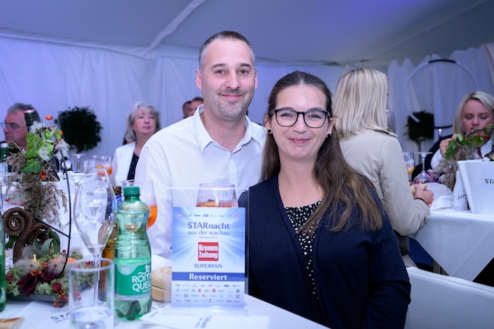Der glückliche „Krone“-Superfan Tobias Kopf mit seiner Gattin im VIP-Bereich