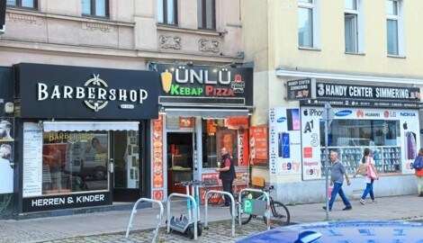 Simmeringer Hauptstraße: Auf Imbiss folgt ein Imbiss, dazwischen hauptsächlich Friseursalons und Elektrogeschäfte. (Bild: Zwefo)