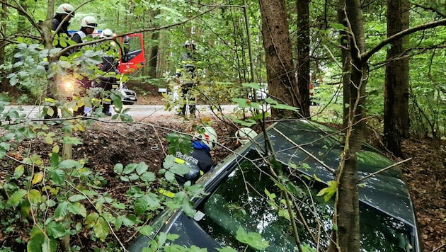 22 Einsatzkräfte waren vor Ort, um den Wagen zu bergen. (Bild: FF Heiligenkreuz am Waasen )