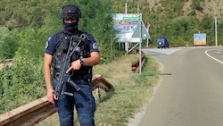 Ein kosovarischer Polizist bewacht nach dem Vorfall am Sonntag die nach Banjska führende Straße. (Bild: ASSOCIATED PRESS)