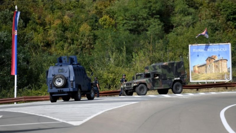 Auf der nach Banjska führenden Straße patrouillierten NATO-Soldaten zusammen mit Angehörigen der EU-Mission EULEX und kosovarischen Polizisten. (Bild: APA/AFP/STRINGER)