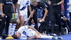 Marko Arnautovic wurde außerhalb des Spielfelds behandelt. (Bild: ASSOCIATED PRESS)