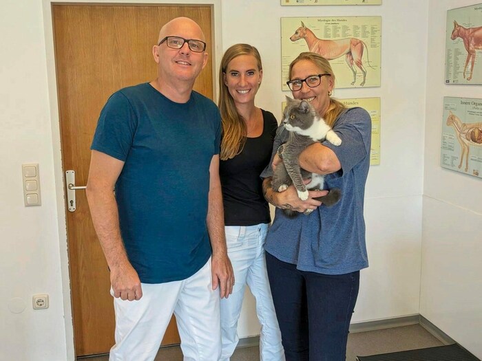 Luggauer (rechts) ist den Tierärzten Isabella Lesiak und Günther Hasberger sehr dankbar.