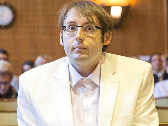 Alen R. als weißes „Unschuldslamm“ vor Gericht.