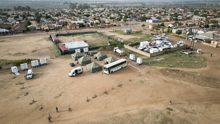 Eine Luftaufnahme eines Feldlazaretts in Südafrika