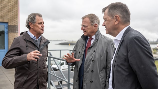 Landeshauptmann Thomas Stelzer (M.) besuchte mit dem Wirtschaftsdelegierten Michael Spalek (li.) sowie Howard Lamb, dem Regionalvertreter für Österreich und Zentraleuropa, beim Hafen Rotterdam die dortige Infrastruktur. (Bild: Peter C. Mayr)