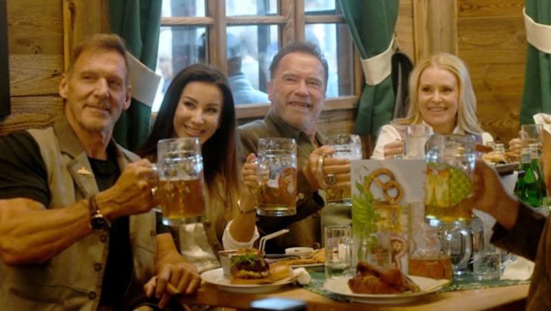 Ralf Moeller mit Begleitung, Arnold Schwarzenegger und Heather Milligan (Bild: Felix Hörhager / dpa / picturedesk.com)