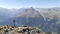 Der Söldenkogel sowie die Ötztaler Alpen werden sich durch die neuerlich stark steigenden Temperaturen wieder fast schneefrei zeigen. (Bild: Peter Freiberger)