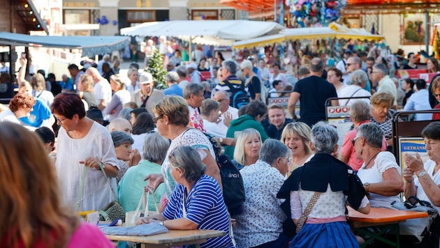 Bestes Wetter, beste Stimmung: Der Rupertikirtag lockte auch in diesem Jahr die Menschenmassen in die Salzburger Innenstadt. Laut Veranstaltern ließen sich das Fest zwischen 150.000 und 180.000 Leute den Spaß nicht entgehen. (Bild: Tschepp Markus)