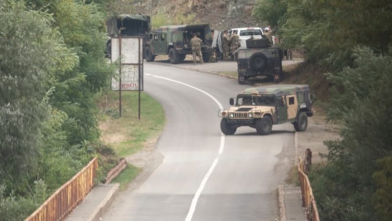 Mitglieder der NATO-geführten Friedensmission im Kosovo errichten einen Kontrollpunkt auf der Straße, die zum Kloster im Dorf Banjska führt. (Bild: The Associated Press)