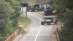 Mitglieder der NATO-geführten Friedensmission im Kosovo errichten einen Kontrollpunkt auf der Straße, die zum Kloster im Dorf Banjska führt. (Bild: The Associated Press)