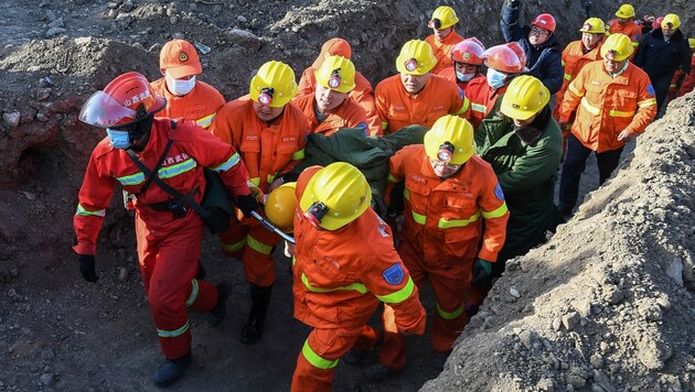 Obwohl sich die Sicherheitsstandards im Bergbausektor Chinas in den letzten Jahrzehnten verbessert haben, kommt es in der Branche immer noch häufig zu Unfällen. Im vergangenen Jahr etwa starben nach offiziellen Angaben 245 Menschen bei 168 Unfällen. (Archivbild) (Bild: AFP)