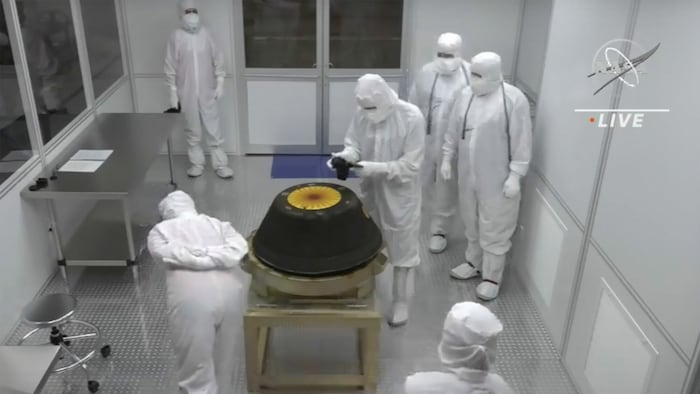 Techniker untersuchen die Probenrückführungskapsel der NASA-Mission „Osiris-Rex“, nachdem sie am Sonntag auf dem Test- und Übungsgelände des US-Verteidigungsministeriums in Utah gelandet ist.