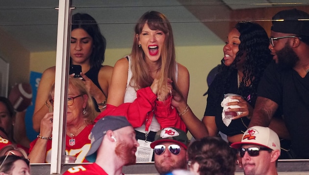 Taylor Swift jubelte am Sonntagabend ihrem neuen Freund Travis Kelce zu. (Bild: APA/Getty Images via AFP/GETTY IMAGES/Jason Hanna)