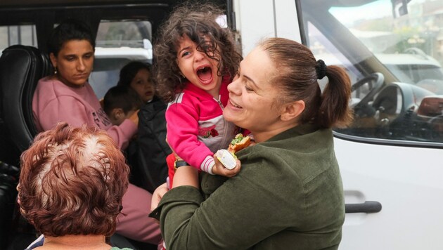 Flüchtlinge aus Bergkarabach steigen in einen Bus. (Bild: APA/AFP/ALAIN JOCARD)