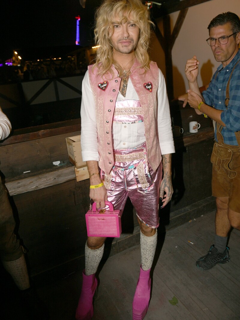 Bill Kaulitz kam im Barbie-Trachten-Look zum Oktoberfest. (Bild: Felix Hörhager / dpa / picturedesk.com)