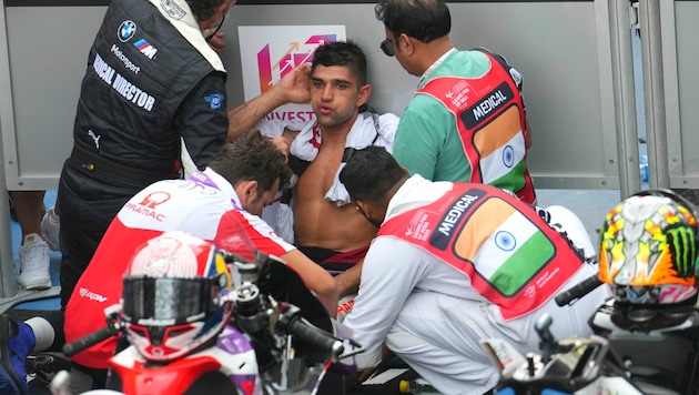 Jorge Martin musste medizinisch behandelt werden. (Bild: AP Photo/Rajesh Kumar Singh)