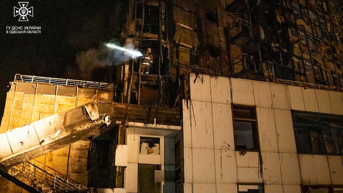 Dieses am Montag vom ukrainischen Rettungsdienst aufgenommene Foto zeigt, wie Einsatzkräfte den ...