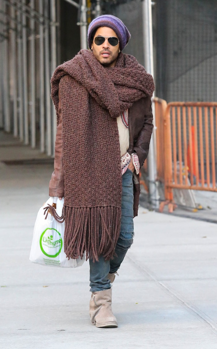 Lenny Kravitz huschte 2012 mit Riesenschal mal schnell zum Einkaufen - und ist seither ein Hit in den sozialen Medien. 