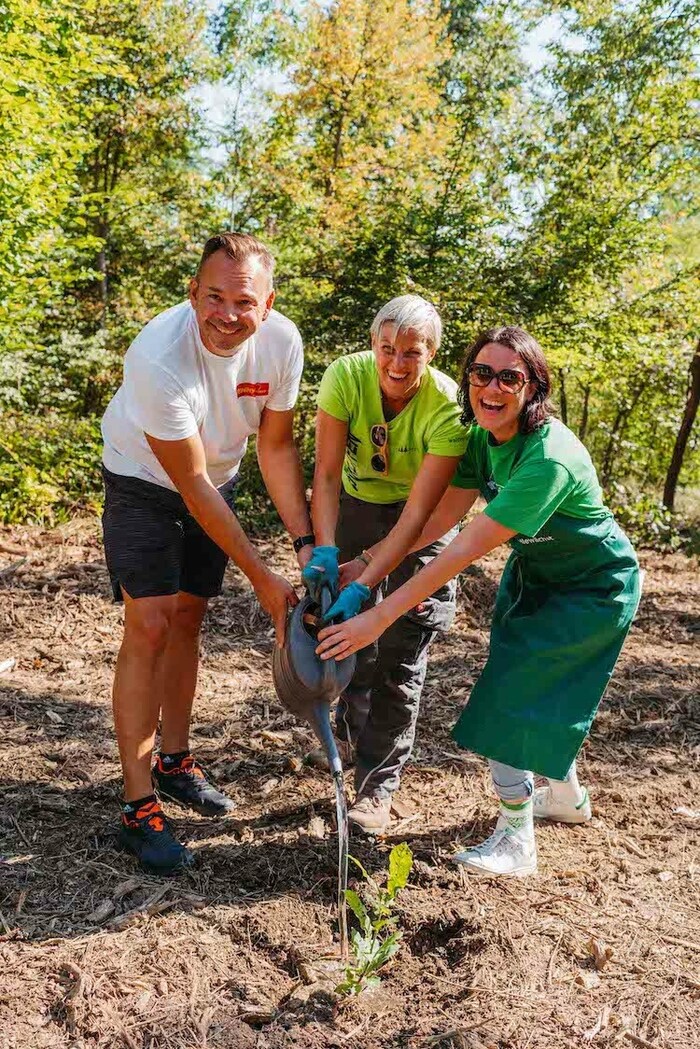 Dagmar Habeler (Waldquelle Mineralwasser, rechts), Kerstin Haberhauer (waldsetzen.jetzt, mitte) ...