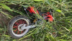 Sein Gefährt ließ der 16-Jährige in einem Maisfeld zurück. (Bild: zoom.tirol)