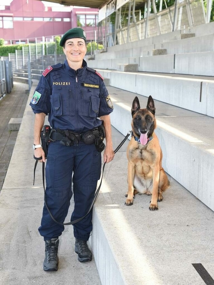 Polizeidiensthundeführerin Petra Wiedemann mit Safira.