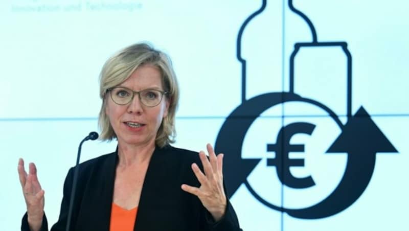 Ab 1. Jänner 2025 bekommt Österreich ein Einwegpfandsystem. Das erklärte Klimaschutzministerin Leonore Gewessler (Grüne) am Montag auf einer Pressekonferenz. (Bild: APA/Helmut Fohringer)