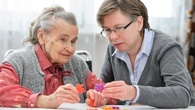 Die Zahl der Demenzkranken ist im Steigen. (Symbolbild) (Bild: stock.adobe.com, Krone KREATIV)