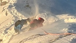 Der Einsatz musste bei Sturm, Neuschnee und einbrechender Dunkelheit durchgezogen werden. (Bild: Bergrettung Tux/Mayrhofen)