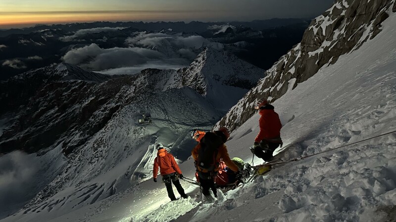 Rund 100 Meter wurden die Alpinisten abgeseilt. (Bild: Bergrettung Tux/Mayrhofen)