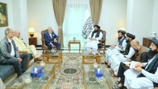 Andreas Mölzer (3.v.l.) im Gespräch mit dem „Außenminister“ der Taliban in Kabul (Bild: MFA Afghanistan)