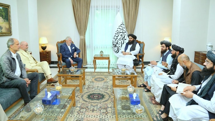 Andreas Mölzer (3.v.l.) im Gespräch mit dem „Außenminister“ der Taliban in Kabul