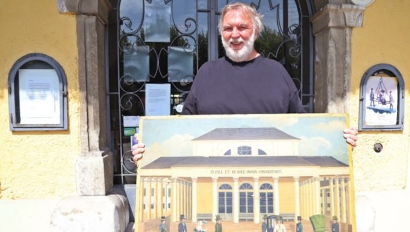 Michael John mit einem Werbeplakat aus der Sommerfrische-Zeit (Bild: Hörmandinger Reinhard)