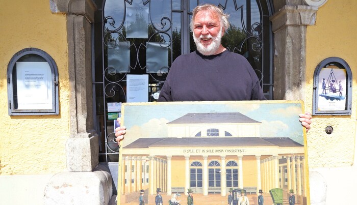 Michael John mit einem Werbeplakat aus der Sommerfrische-Zeit