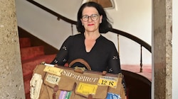 Herta Neiß mit historischer Reisetasche (Bild: Hörmandinger Reinhard)